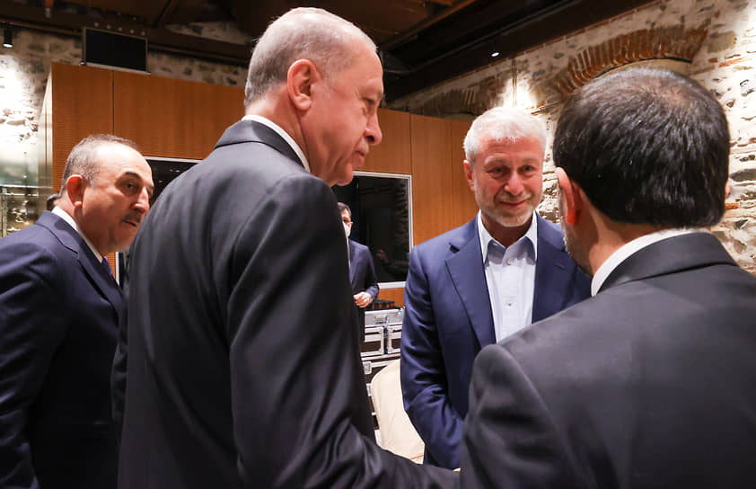 Слева направо: министр иностранных дел Турции Мевлют Чавушоглу, президент Турции Тайип Эрдоган и бизнесмен Роман Абрамович 