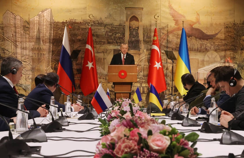 Эрдоган выступает на российско-украинских переговорах во дворце Долмабахче в Стамбуле