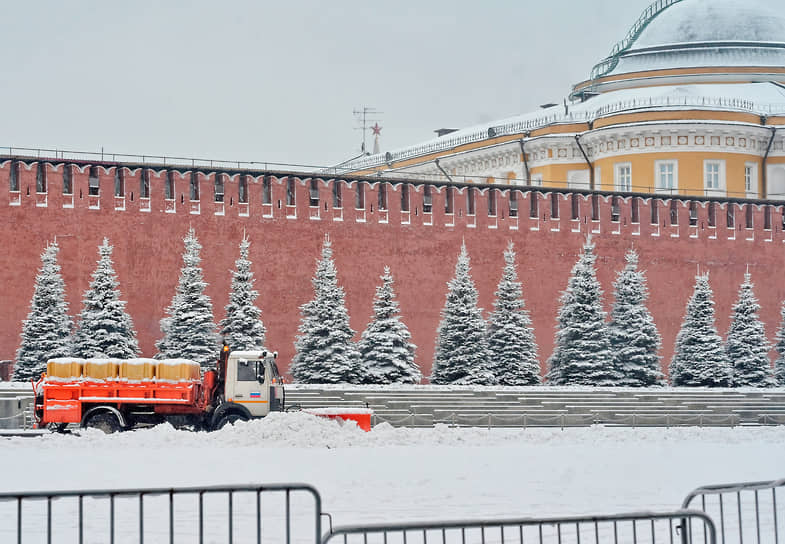 Уборка снега на Красной площади