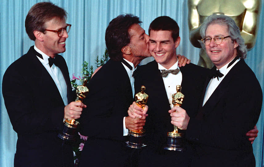 В 1976 году Барри Левинсон стал соавтором сценария сатирического фильма «Немое кино». В комедии зрители впервые увидели его в качестве актера. В этом же амплуа он предстал и в кинокартине «Страх высоты» (1977), которая получила номинацию на «Оскар» за лучший сценарий, написанный совместно с Валери Кертин&lt;br> На фото: продюсер Марк Джонсон (слева), актеры Дастин Хоффман и Том Круз (в центре), Барри Левинсон