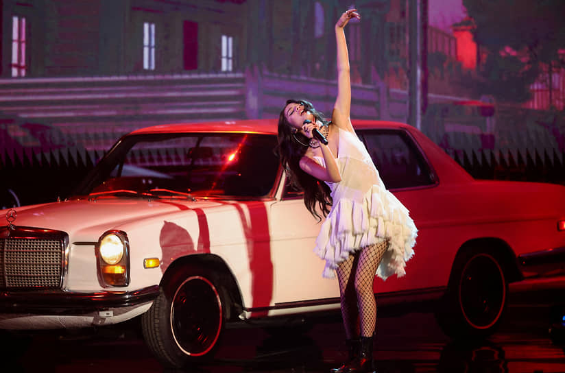 Певица Оливия Родриго выиграла Грэмми в номинациях «Лучший новый исполнитель», «Лучшее сольное поп-исполнение» за «Drivers License» и «Лучший вокальный поп-альбом» за «Sour»
