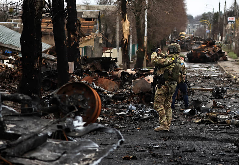 Украинский военный снимает разрушения в Буче