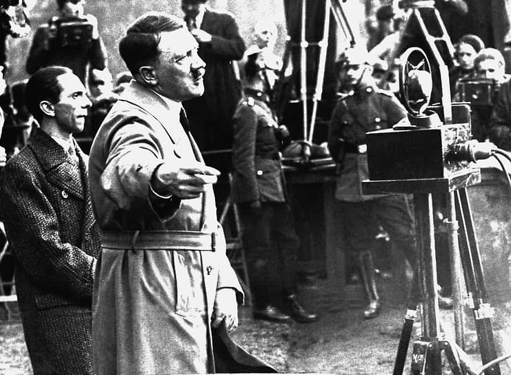 Выступление Гитлера в парке Люстгартен в Берлине. За левым плечом кандидата в рейхспрезиденты — руководитель его избирательной кампании Йозеф Геббельс. 4 апреля 1932 года. Четыре месяца назад Геббельс женился, на свадьбе Гитлер был его шафером