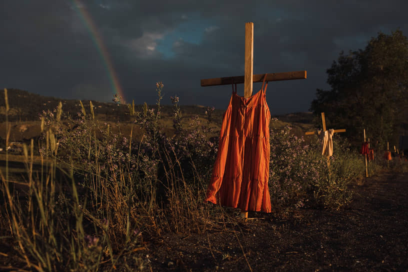 Снимок года — работа канадского фотографа Эмбер Брэкен под названием «Камлупсская школа-интернат». На ней изображены красные платья, развешанные на крестах вдоль дороги и увековечивающие память детей, погибших в школе-интернате для индейцев