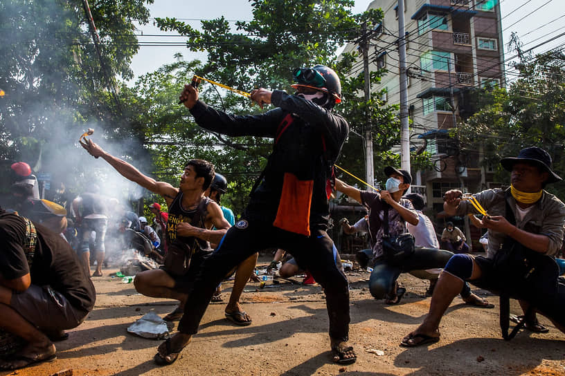 Лучшим одиночным снимком из Юго-Восточной Азии и Океании признана фотография «Рогатки», сделанная анонимным фотографом для The New York Times. На снимке изображены протестующие в Мьянме, использующие рогатки против полицейских