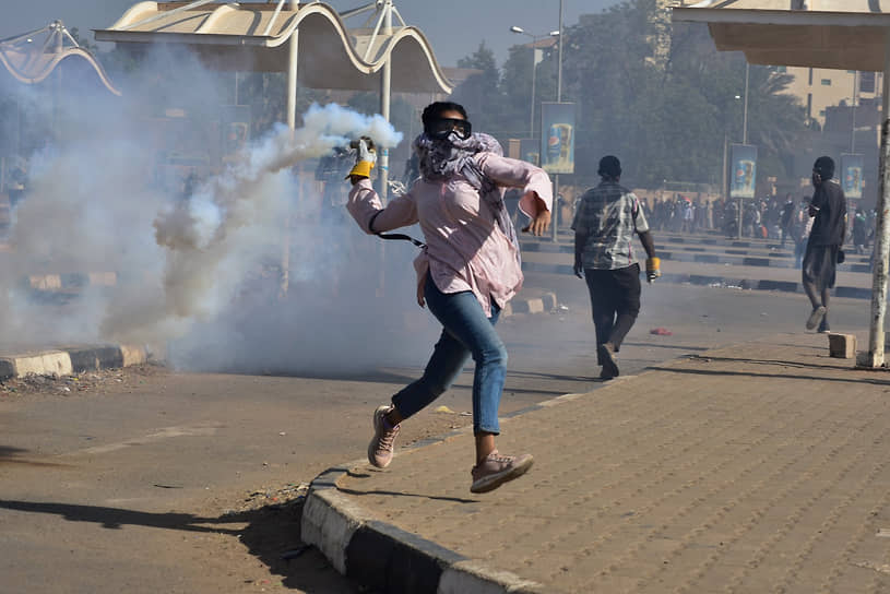 Лучшим одиночным снимком из африканского региона стала фотография «Протесты в Судане» местного фотографа Фаиза Абубакр Мохамеда