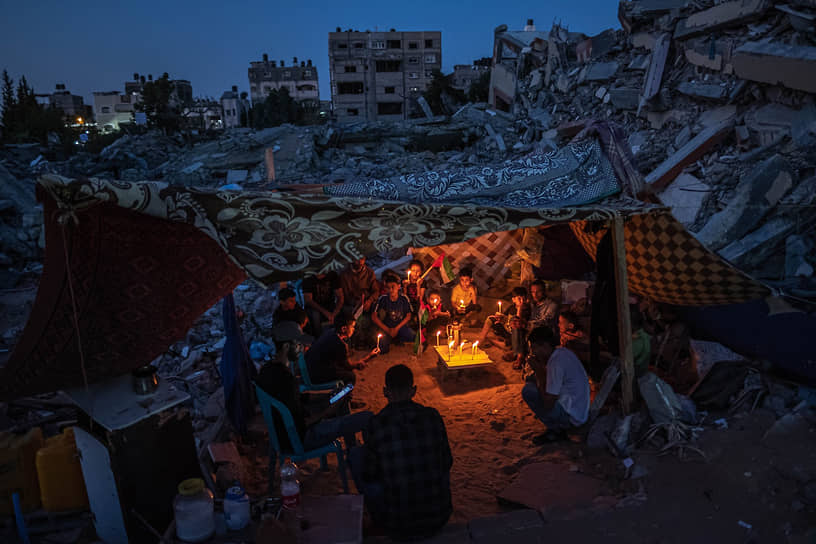 Снимок «Палестинские дети в Газе», который запечатлел палестинский фотограф Фатима Шбаир, получил награду в категории одиночных фотографий из Азии