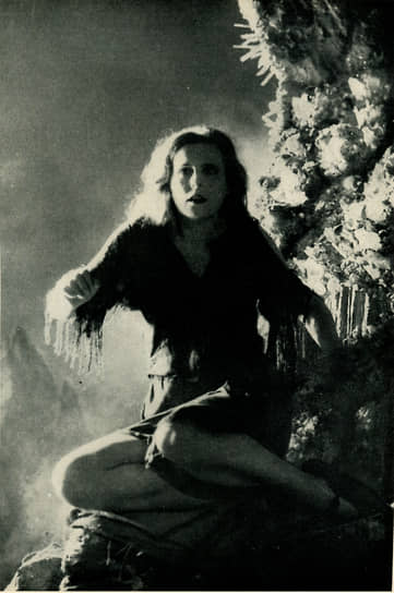Němečtí diváci v roce 1932 viděli film Modré světlo, režijní debut Leni Riefenstahlové.  Brzy bude toto jméno spojováno s úplně jinými filmy.