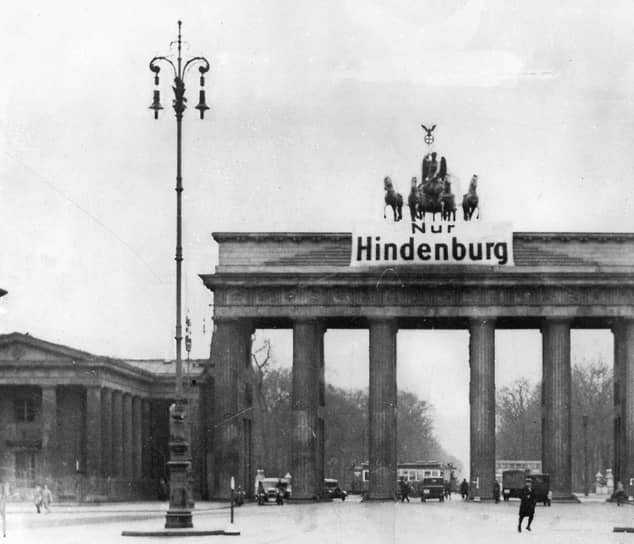 Из-за предвыборной рекламы Бранденбургские ворота в Берлине стали выглядеть как Гинденбургские