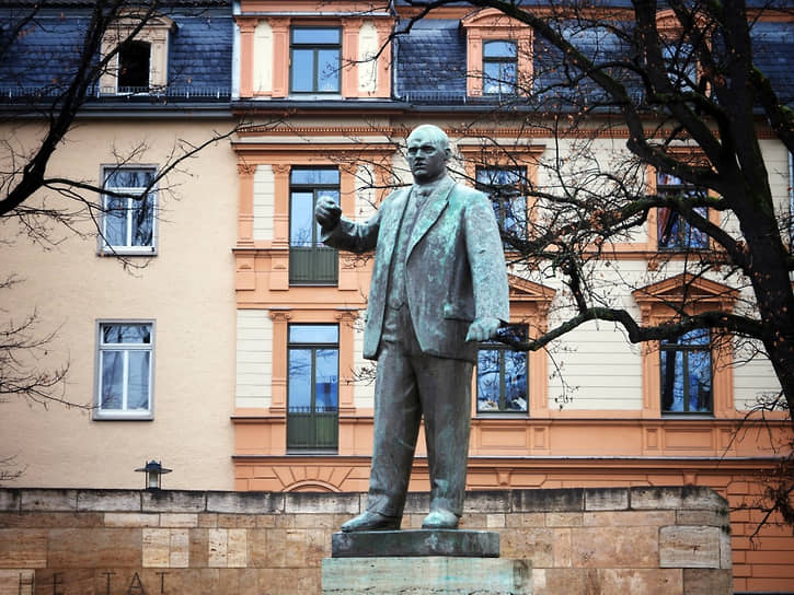 Памятник Эрнсту Тельману в Веймаре. Рядом с Веймаром находился концентрационный лагерь Бухенвальд, в котором проигравший выборы 1932 года Тельман был расстрелян по приказу другого проигравшего выборы кандидата