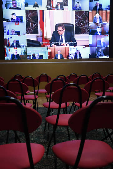 Москва. Председатель Верховного суда России Вячеслав Лебедев (в центре, на экране) во время заседания пленума ВС