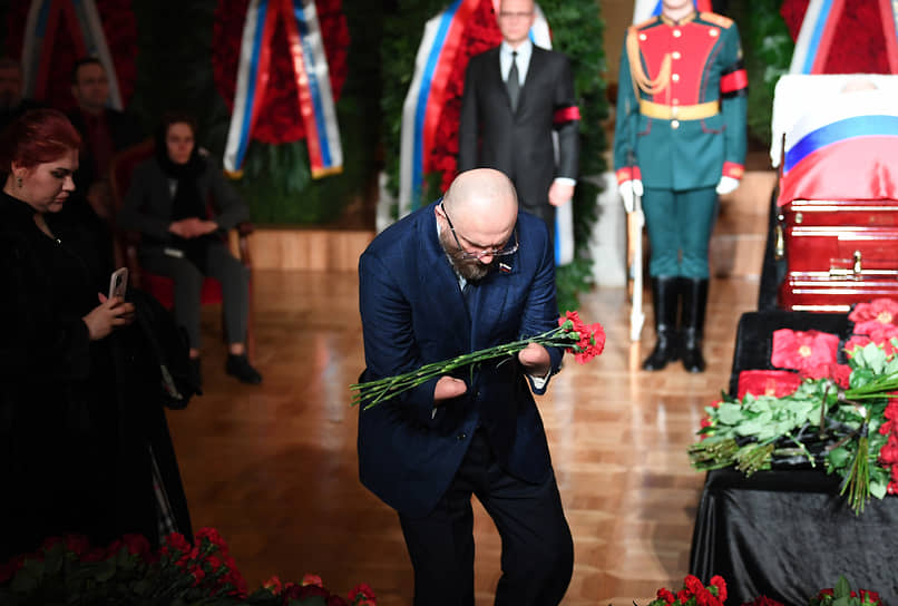 Зампредседателя комитета Госдумы по физической культуре и спорту Сергей Бурлаков возлагает цветы