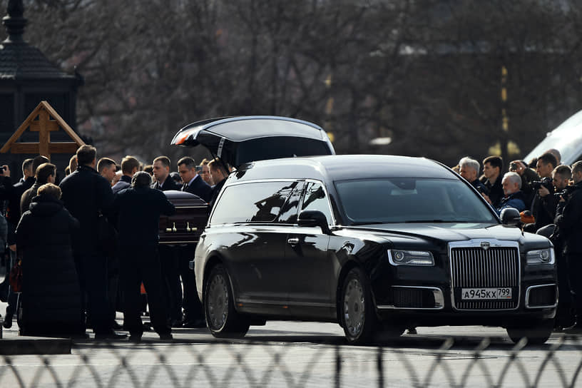 При организации церемонии прощания с Владимиром Жириновским был использован отечественный траурный автомобиль Aurus Lafet. Впервые этот катафалк появился на публике на похоронах главы МЧС Евгения Зиничева 10 сентября 2021 года