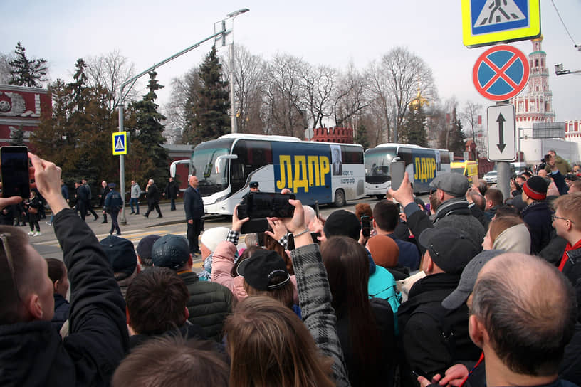 Жители Москвы снимают траурную процессию на телефоны