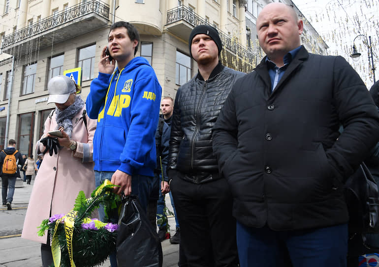 Сотни людей пришли проститься с Владимиром Жириновским