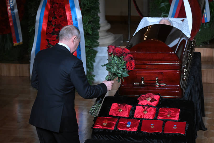 Владимир Путин приехал проститься с Владимиром Жириновским в Колонный зал Дома Союзов. Президент возложил букет красных роз к гробу политика