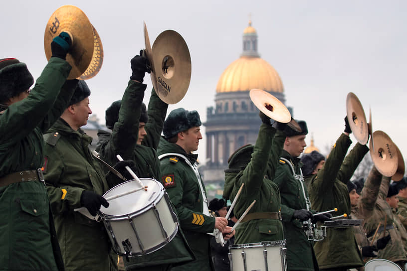Санкт-Петербург, Россия. Репетиция военного оркестра парада Победы на Дворцовой площади