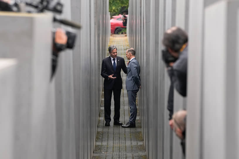 «Я могу заявить, что США всегда останутся твердо привержены НАТО — сегодня и в будущем» 
&lt;BR>На фото: госсекретарь США Энтони Блинкен (слева) и министр иностранных дел Германии Хайко Мааса в мемориале Холокоста в Берлине 