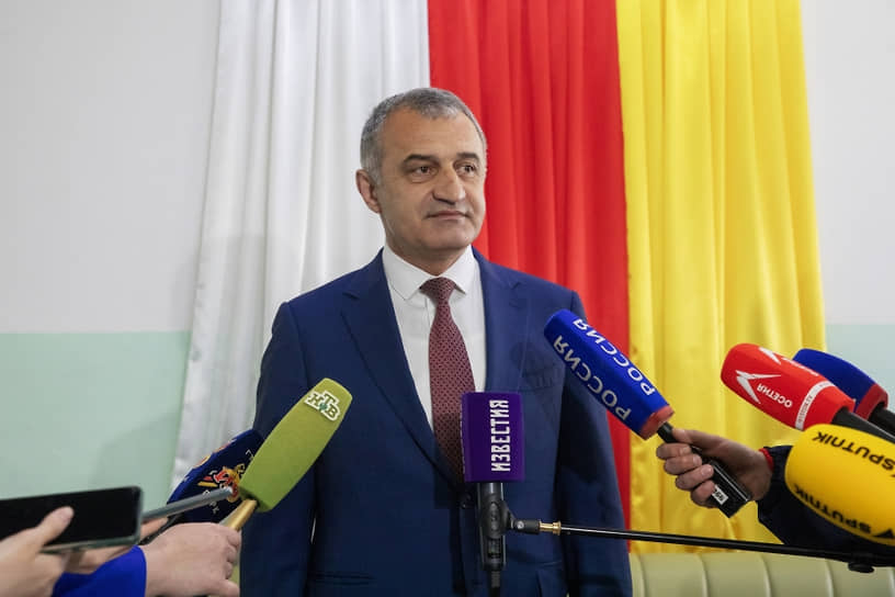 Действующий президент Южной Осетии и кандидат Анатолий Бибилов 