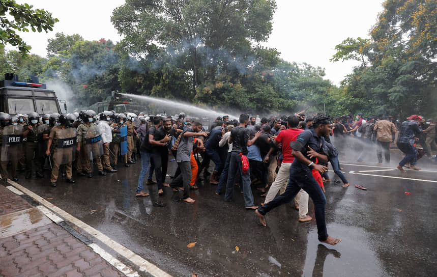 Полиция применяет водометы и слезоточивый газ против митингующих