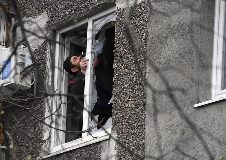 Местный житель чинит разбитое окно