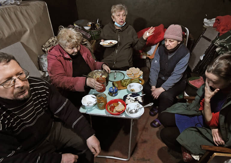 Местные жители обедают в укрытии