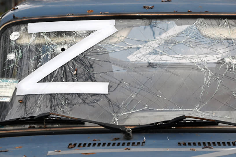 Буква Z на лобовом стекле автомобиля