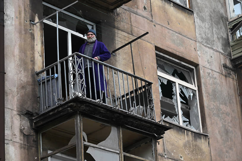 Местный житель на балконе дома