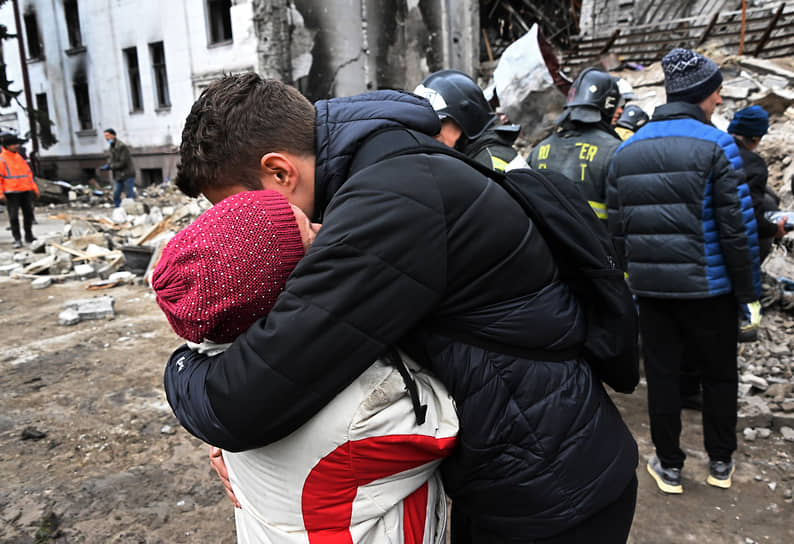 Мать и брат одного из погибших под обломками Донецкого академического областного драматического театра в Мариуполе 