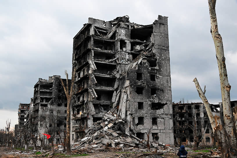 Разрушенные дома рядом с гуманитарным коридором для выхода военнослужащих и гражданских лиц с территории завода «Азовсталь» в Мариуполе