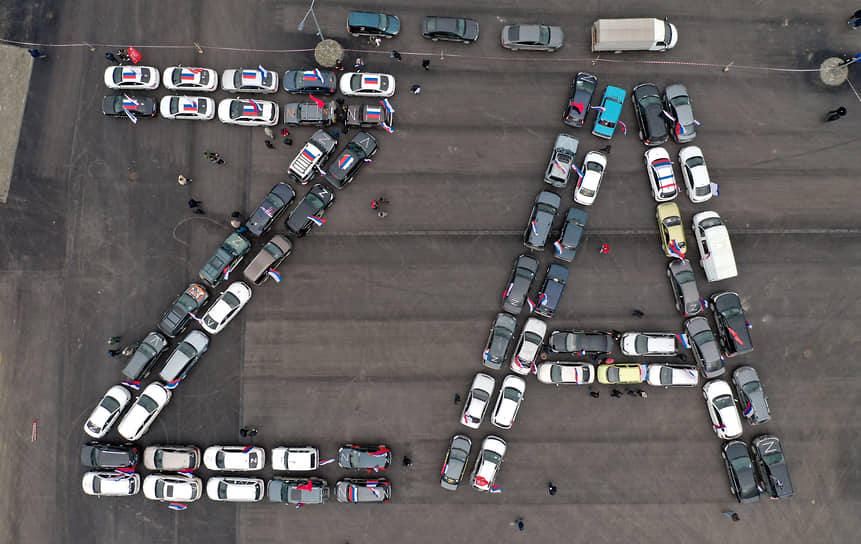 Жители Зуи в Крыму создали слово «ZA» из автомобилей
