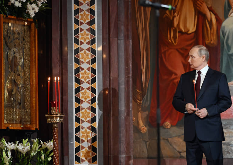 Президент России Владимир Путин во время богослужения в кафедральном соборном храме Христа Спасителя 