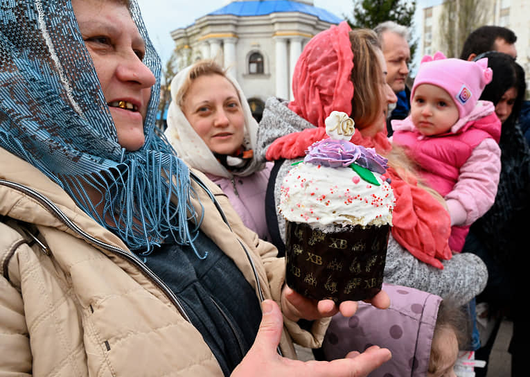 Освящение куличей и яиц в канун Пасхи в Свято-Покровском храме в Донецке