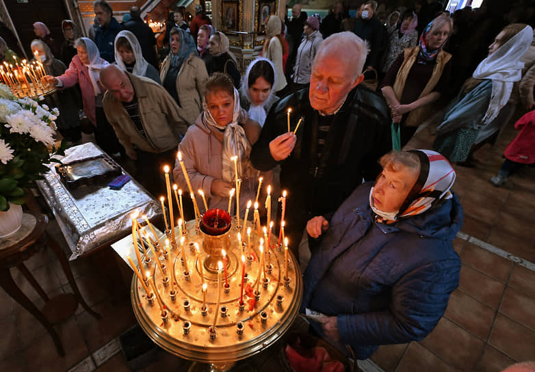 Верующие в Свято-Покровском храме в Донецке