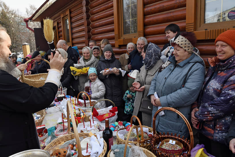 Освящение куличей и яиц в канун Пасхи в церкви Державной иконы Божией Матери в Домодедово