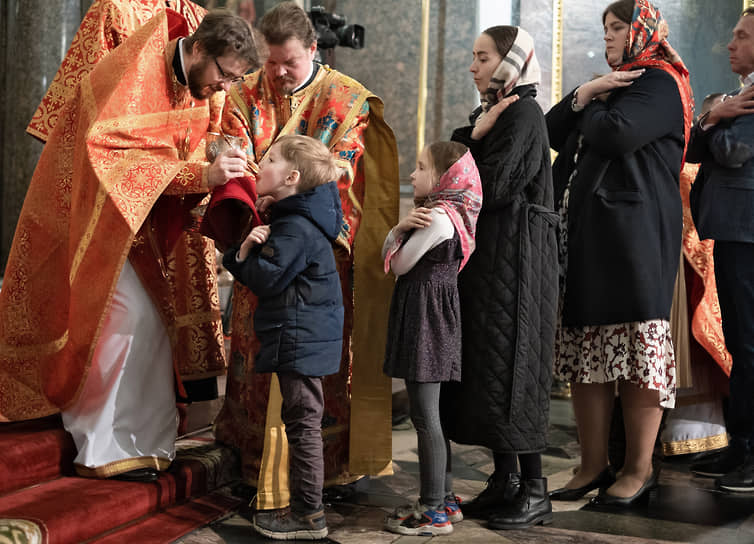 Прихожане во время причастия в Казанском соборе Санкт-Петербурга