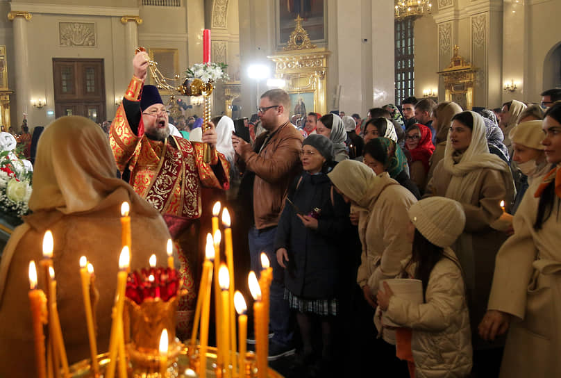 Праздничное пасхальное богослужение в соборе Казанской иконы Божией Матери