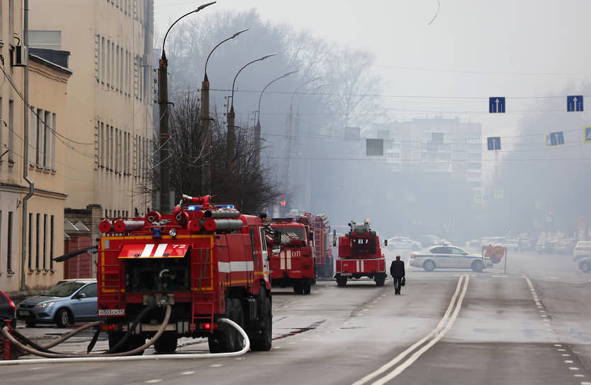 Автомобили пожарной части МЧС России во время тушения пожара
