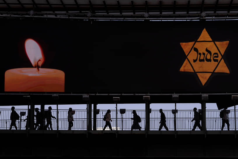 Рамат-Ган, Израиль. Плакат на мосту, посвященный памяти о шести миллионах евреев, погибших в годы Второй мировой войны