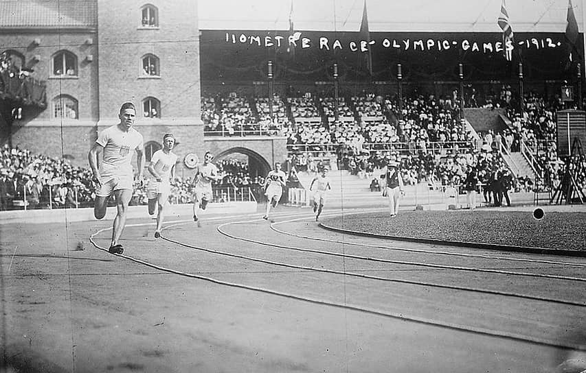 В программу Игр вошло 14 видов спорта. В числе состязаний были конный и парусный спорт, легкая атлетика, перетягивание каната, езда на велосипеде, гребля, стрельба, бейсбол, большой теннис, гонки на яхтах. Именно на Олимпиаде-1912 впервые появились дисциплины, которые сейчас считаются одними из классических — бег на 5000 и 10000 м и эстафеты 4 x 100 и 4 x 400 м. Однако при строительстве стадиона были допущены неточности, из-за которых круг беговой дорожки сократился с 400 м до 380 м 33 см
