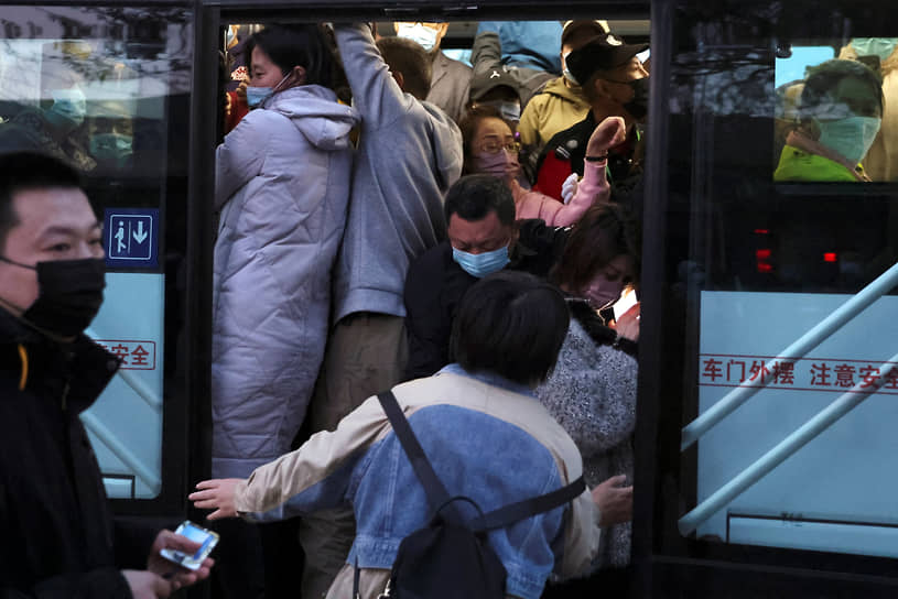 Пекин. Переполненный пассажирами автобус 