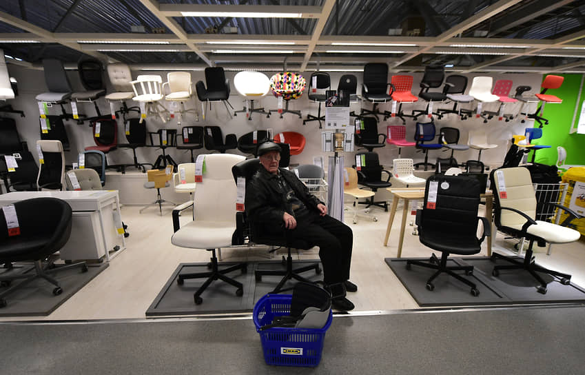 Посетители магазинов IKEA могут свободно посидеть, полежать и потрогать любые товары 