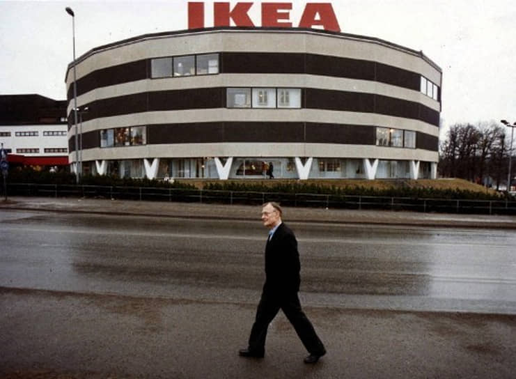 Ингвар Кампрад у стокгольсмского магазина IKEA. 1989 год