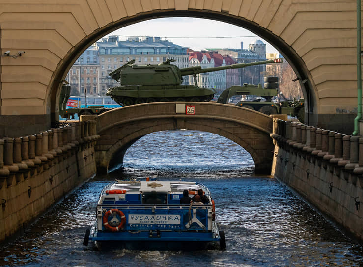 Санкт-Петербург. Проход военной техники по улицам города в рамках репетиции парада