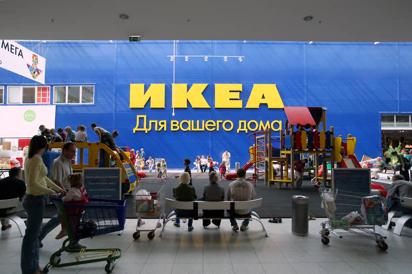 Детская игровая площадка перед магазином IKEA в Москве. 2009 год
