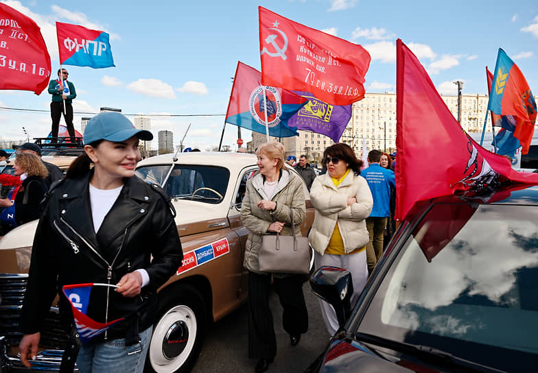 Участники первомайского всероссийского автопробега ФНПР «За мир без нацизма!»