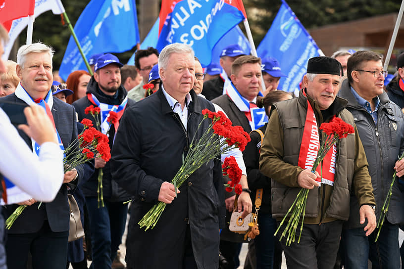 Председатель Федерации независимых профсоюзов России Михаил Шмаков (в центре) возлагает цветы к Вечному огню на Поклонной горе