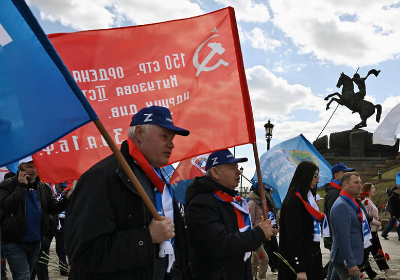 Участники первомайского всероссийского автопробега Федерации независимых профсоюзов России «За мир без нацизма!» на Поклонной горе в Москве
