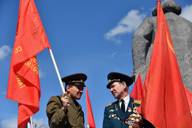 Участники Первомайского митинга КПРФ в Москве