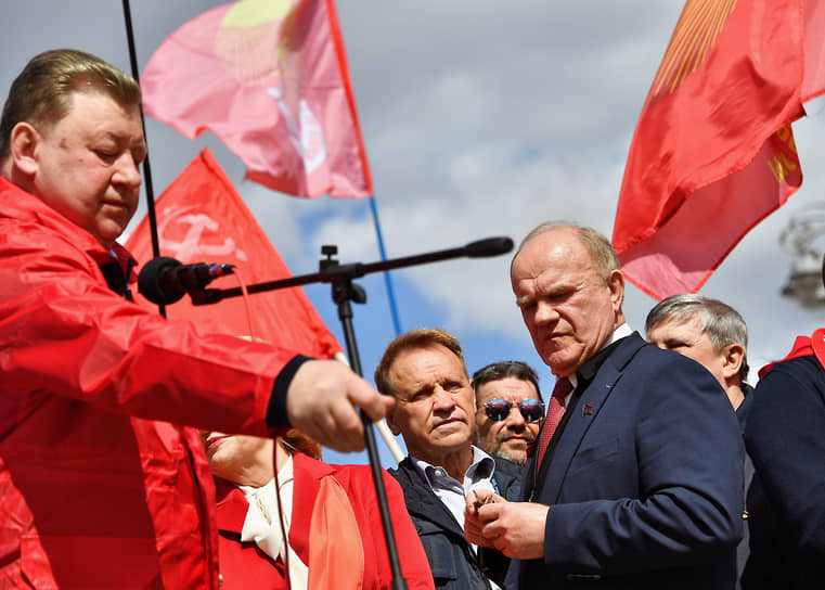 Председатель комитета Госдумы по аграрным вопросам Владимир Кашин (слева) и лидер КПРФ Геннадий Зюганов (справа) на первомайском митинге КПРФ в Москве